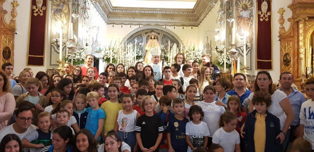 Alumnos del colegio Virgen del Rocío de Huelva celebran la Eucaristía junto a nuestro Obispo en Almonte