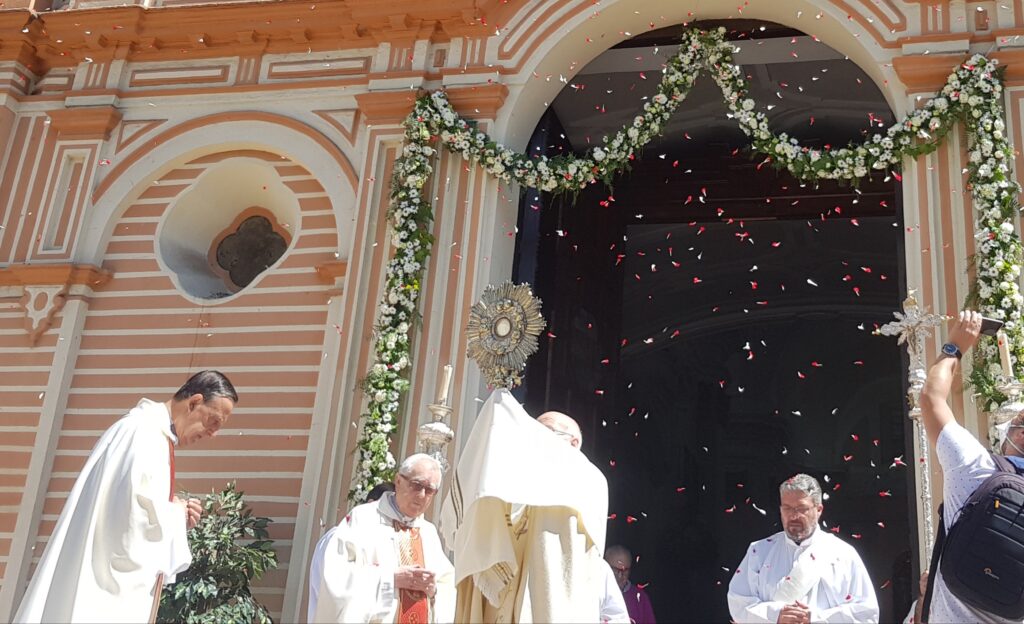 El Obispo presidirá su primer Corpus en Huelva, un año más sin procesión, y bendecirá a la ciudad con el Santísimo desde la puerta de la Catedral onubense