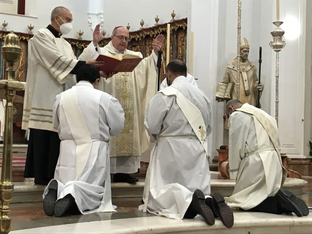 El Obispo ha ordenado esta mañana a tres nuevos sacerdotes para la Diócesis de Huelva