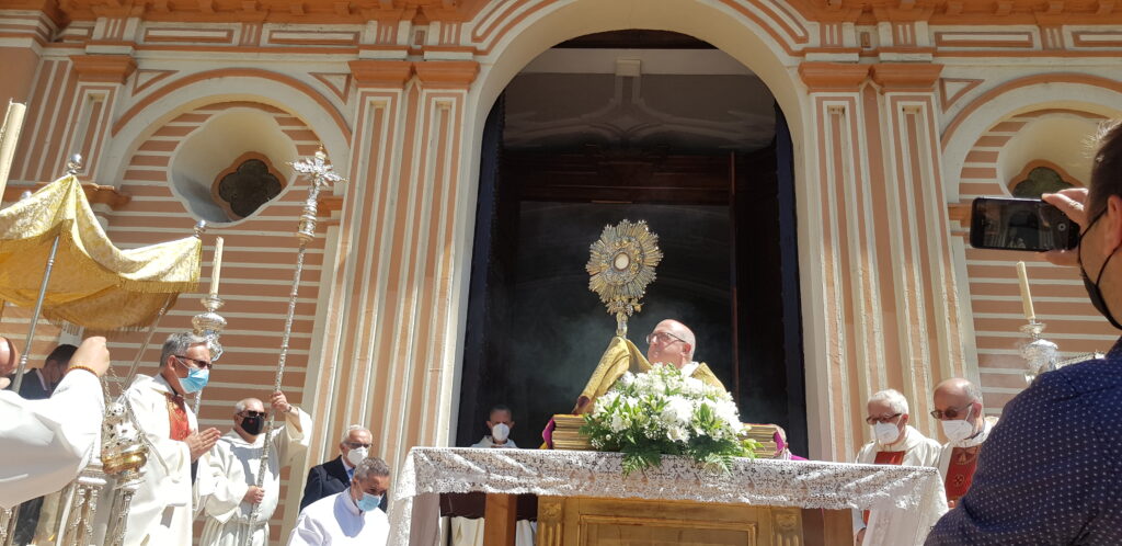 El Obispo preside el Corpus Christi en Huelva y bendice con el Santísimo Sacramento a los onubenses desde la puerta de la Catedral