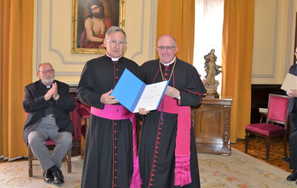 Mons. Carrasco Terriza recibe de manos del Obispo la distinción de Capellán de Su Santidad concedida por el Papa Francisco
