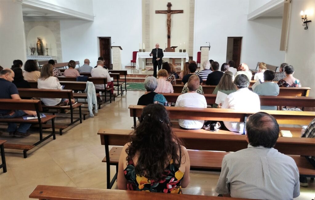 La capilla del Seminario Diocesano acoge el rito de envío y bendición de los catequistas por el Obispo de Huelva