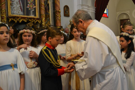 Invitación a los niños que han recibido la Primera Comunión a participar en la procesión eucarística