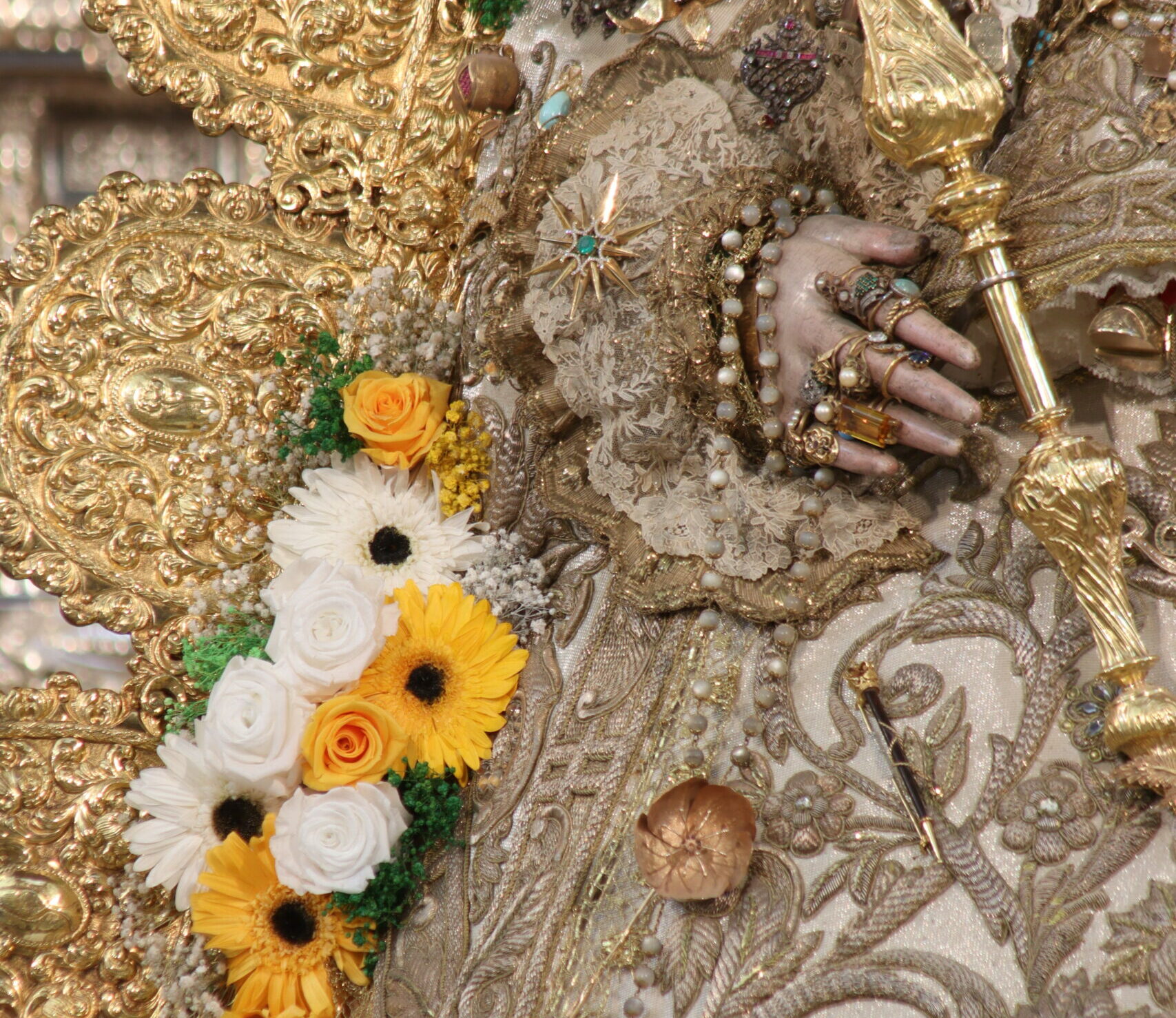 La Virgen del Rocío ya está en su paso de Reina para la Romería 2023