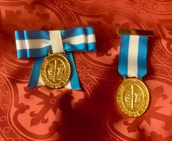 El Obispo otorga la insignia Pro Onubense Ecclesia a Antonio Sánchez Pajares y a M.ª Concepción Gómez Pérez