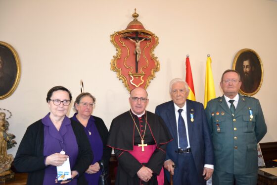 Andrés López, José María Segovia y la Obra de Jesús Nazareno de Nerva reciben la insignia Pro Onubense Ecclesia