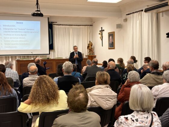 Diálogo sobre ‘Iglesia y Sociedad’ en la Jornada de Formación Permanente en el Seminario Diocesano de Huelva