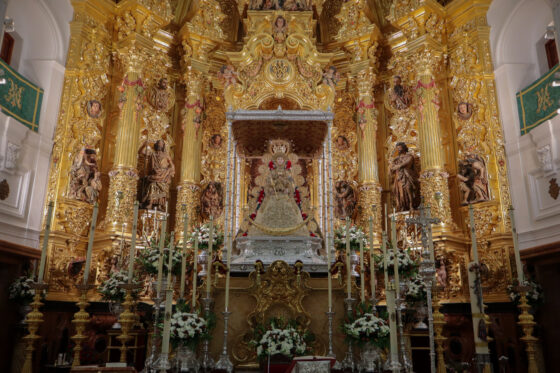 La Virgen del Rocío entronizada ya en su paso para la Romería