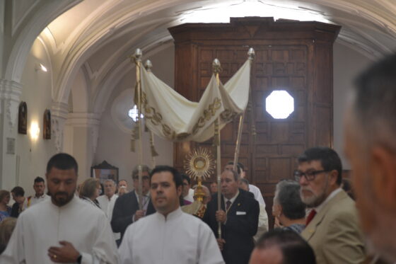 La Catedral culmina la festividad del Corpus Christi con la Misa Estacional y la procesión claustral con el Santísimo Sacramento