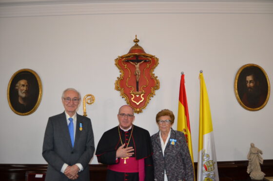Entrega de la insignia Pro Onubense Ecclesia a María Concepción Gómez Pérez y Antonio Sánchez Pajares