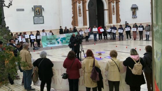 «Mujer Migrante»: El Círculo de Silencio reúne a más de 80 personas frente a la Iglesia de la Concepción