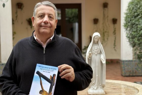 Jesús Calvo presenta «De la Cruz a la Luz», una guía espiritual sobre la Semana Santa de Huelva