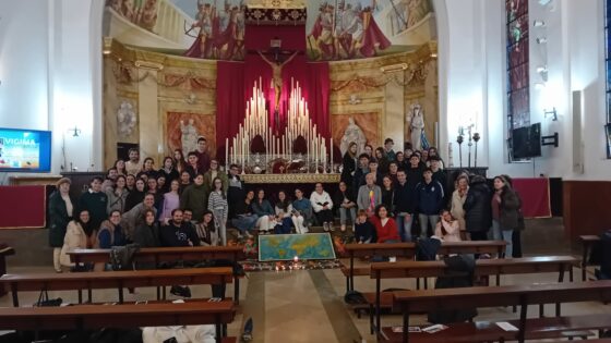 Más de 60 jóvenes participan en una emotiva Vigilia de Oración en la parroquia de San Sebastián de Huelva
