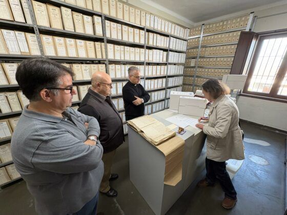 La Parroquia Mayor de San Pedro restaurará sus libros de bautismo de los siglos XVI y XVII, custodios de la memoria histórica onubense